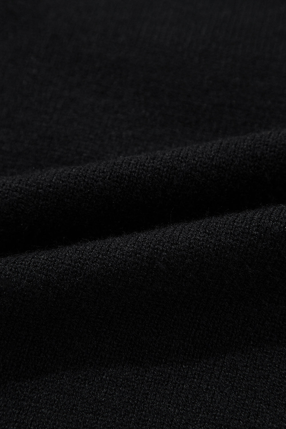 Schwarzer farbenfroher pullover mit lametta-grafik