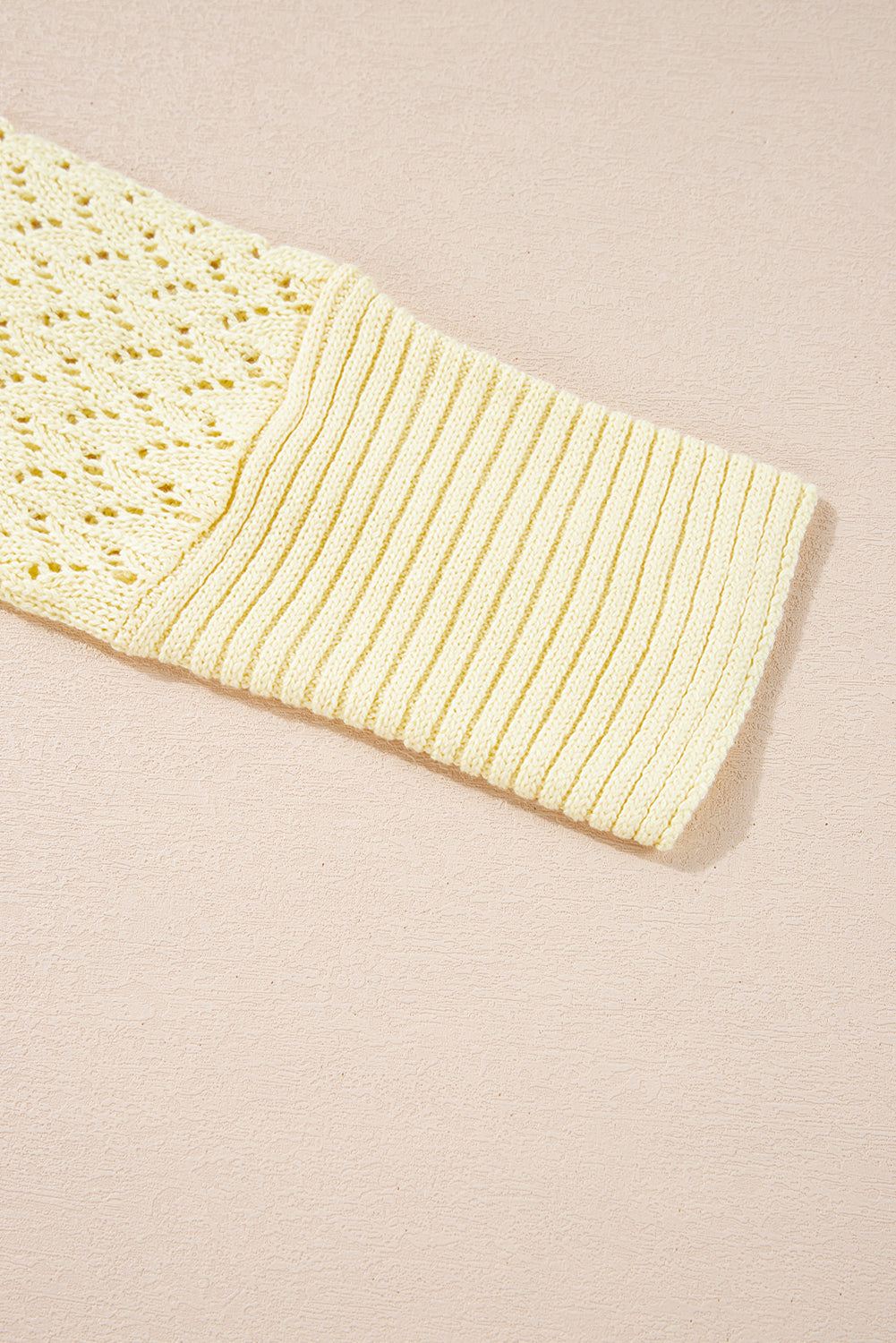 Gelbe creme pointelle-strickjacke mit offener vorderseite