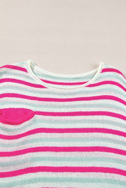 Rosa gestreifter pullover mit übergroßen schultern und tasche