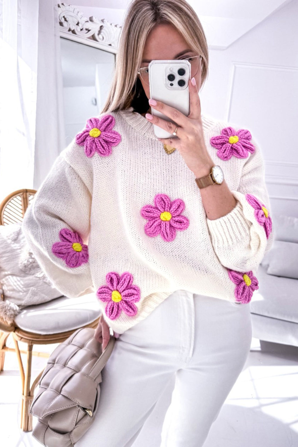 Weißer gehäkelter grobstrickpullover mit blumenmuster