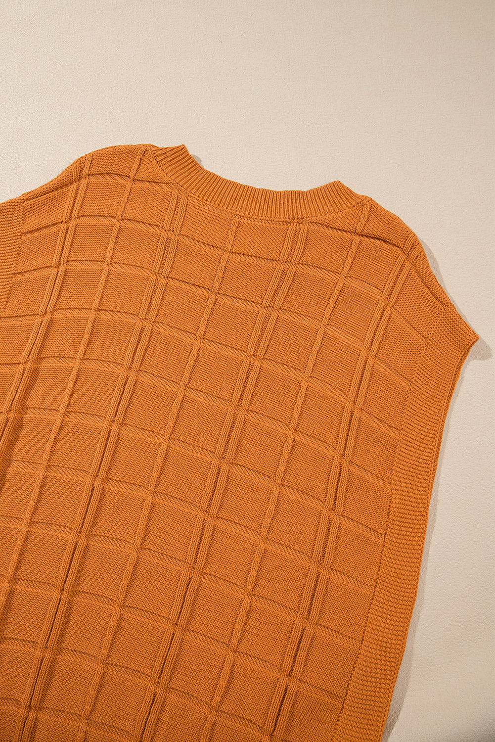 Kastanienbrauner kurzarmpullover mit gitterstruktur