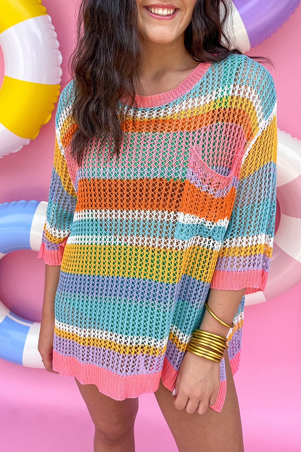 Rosa gestreifter colorblock pullover mit 3/4-ärmeln aus gehäkeltem material