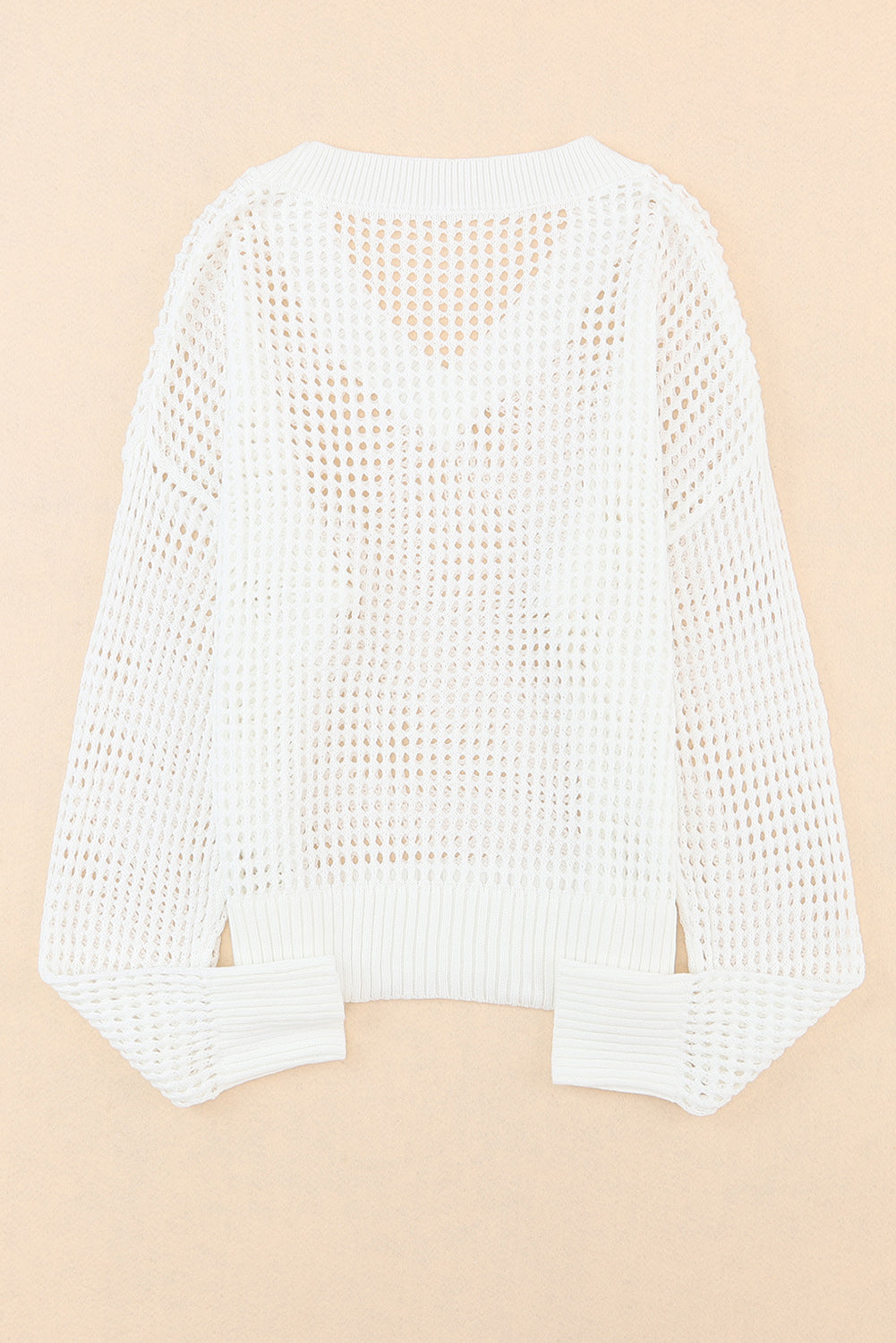 Weißer, hohl gestrickter pullover mit lockerem v-ausschnitt