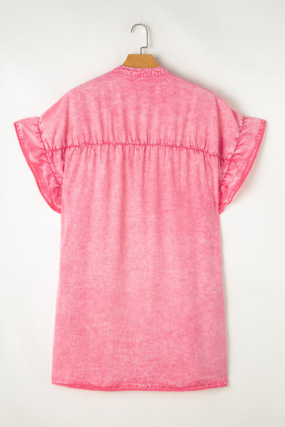 Rosa gerüschtes minikleid aus denim mit kurzen ärmeln und knöpfen