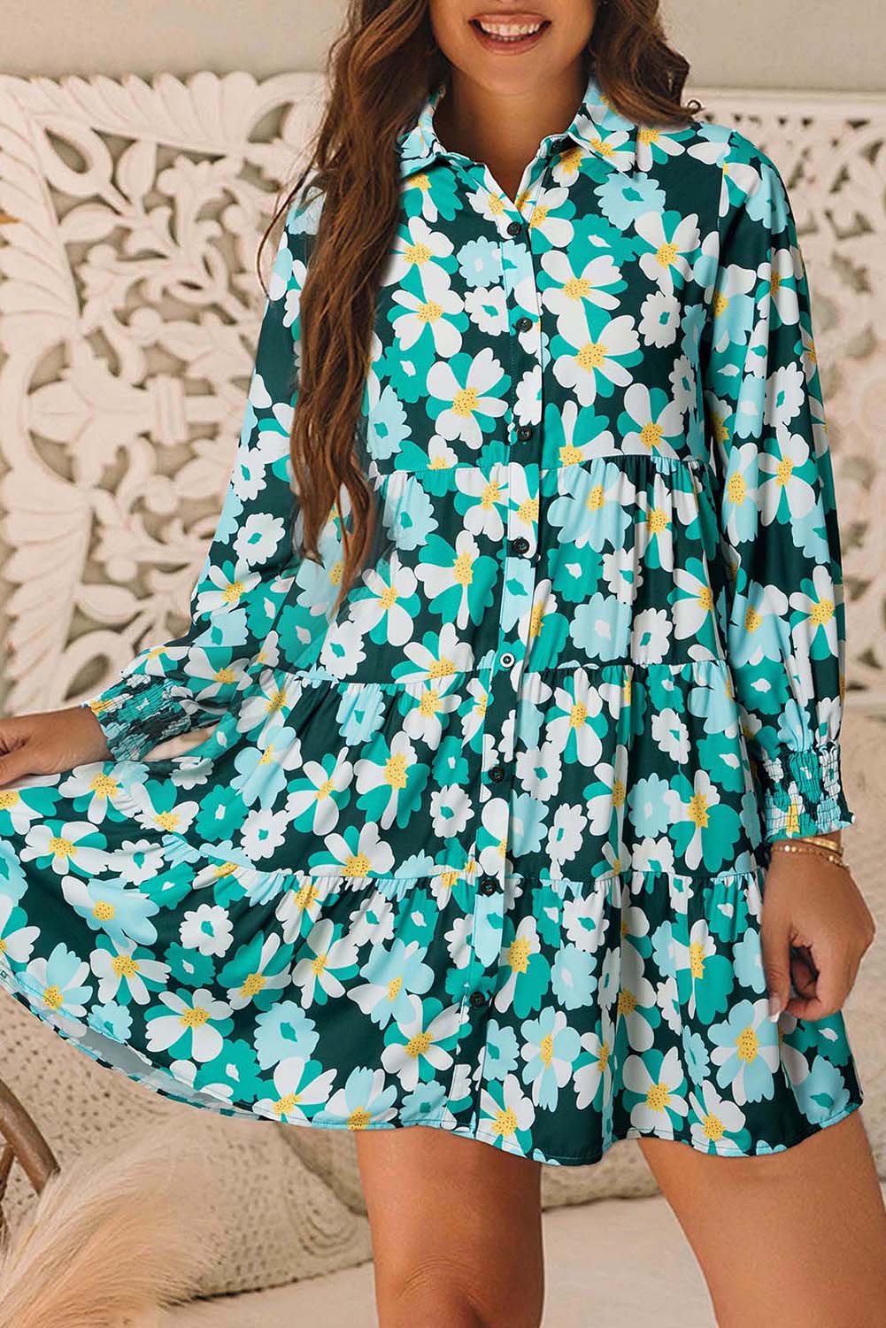 Grünes hemdkleid mit langen puffärmeln und blumenmuster