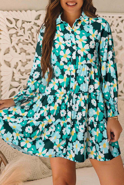 Grünes hemdkleid mit langen puffärmeln und blumenmuster