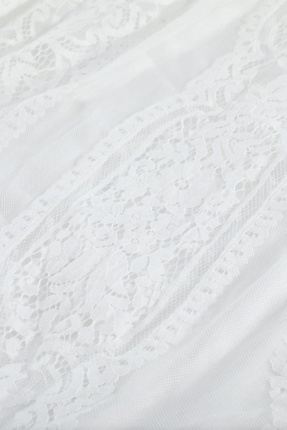 Weißes maxikleid mit v-ausschnitt und hoher taille aus spitze