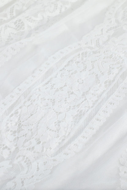 Weißes maxikleid mit v-ausschnitt und hoher taille aus spitze