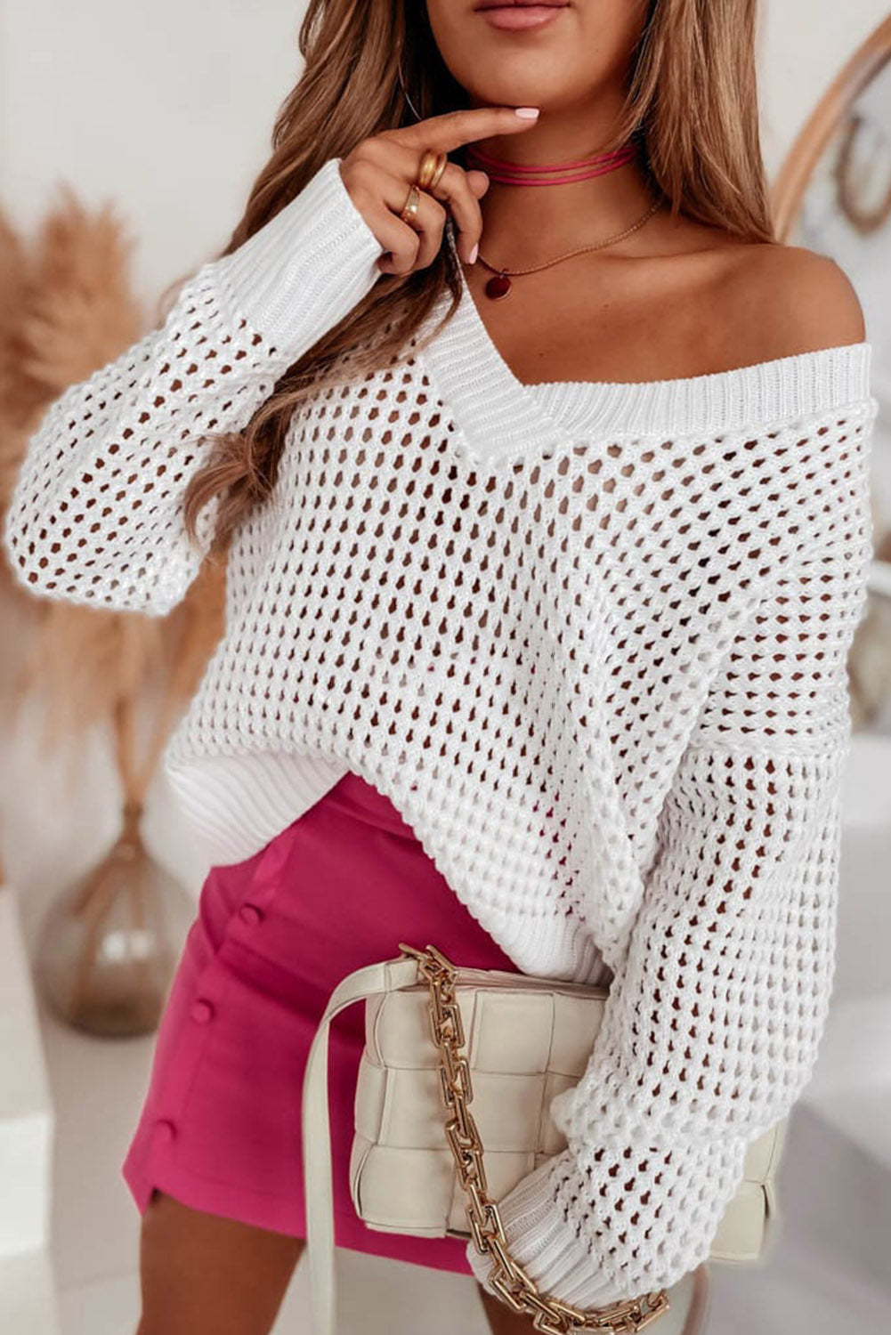 Weißer, hohl gestrickter pullover mit lockerem v-ausschnitt