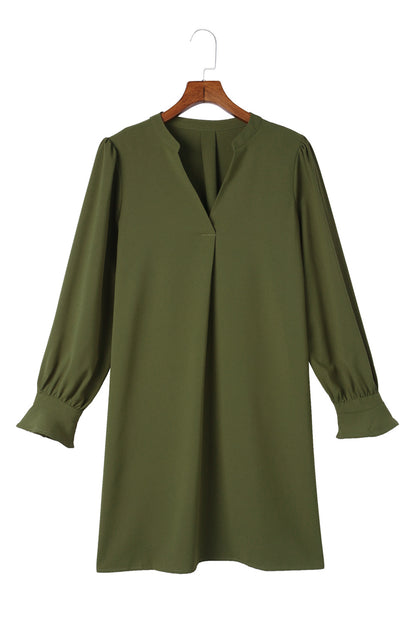 Grünes shirtkleid mit gerafften ärmeln und geteiltem v-ausschnitt