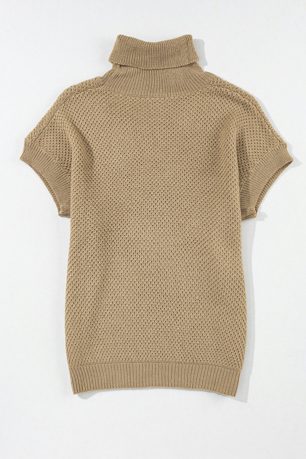 Blasser khaki-rollkragenpullover mit strukturierten kurzen ärmeln