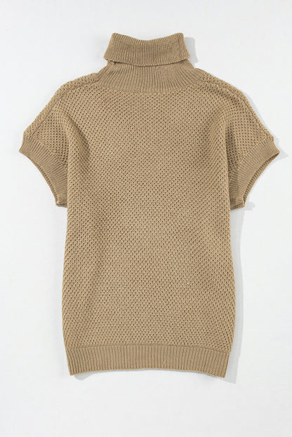 Blasser khaki-rollkragenpullover mit strukturierten kurzen ärmeln