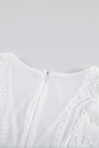 Weißes maxikleid mit v-ausschnitt und hoher taille aus spitze