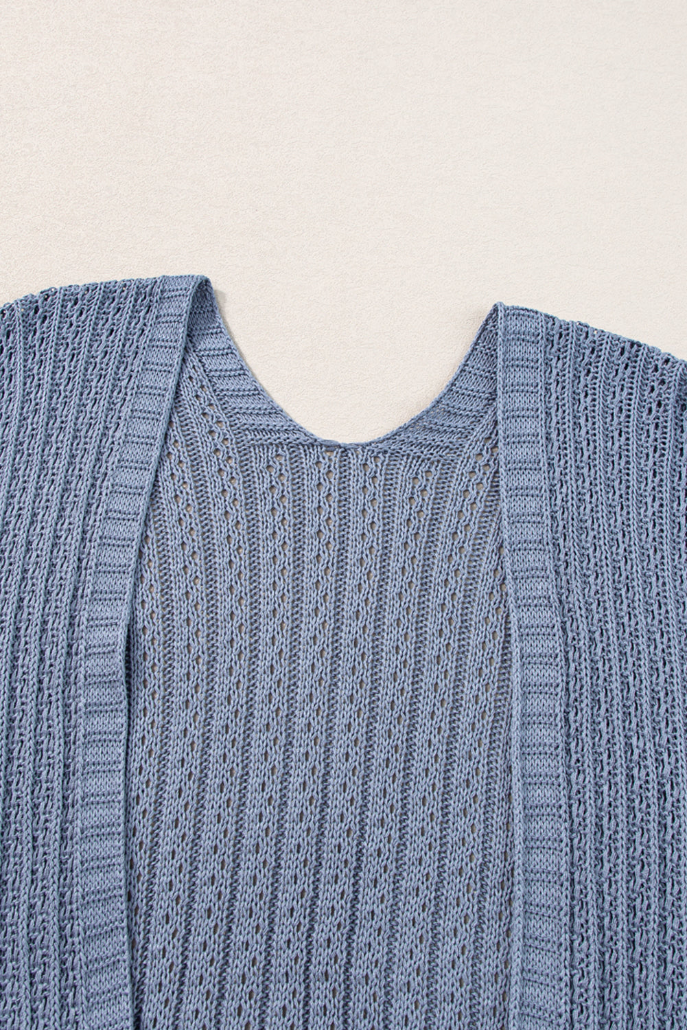 Himmelblauer strickcardigan mit hohlen armbändern an den ärmeln