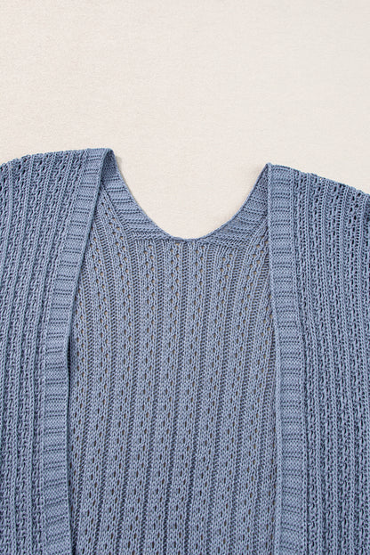 Himmelblauer strickcardigan mit hohlen armbändern an den ärmeln