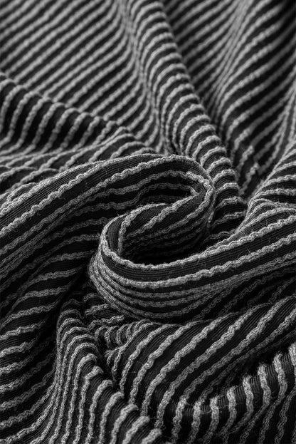 Schwarzes strukturiertes minikleid mit gerafften flatterärmeln