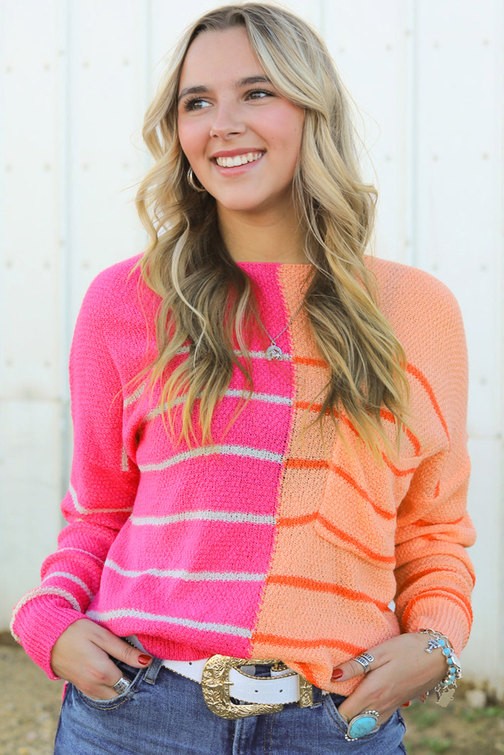 Mehrfarbig gestreifter farbblock strickpullover in lockerer passform