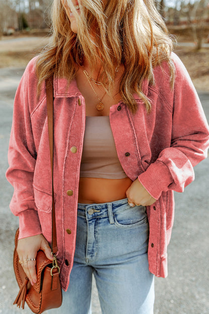 Feurig rote, gewaschene jacke mit klappentasche und knopfleiste
