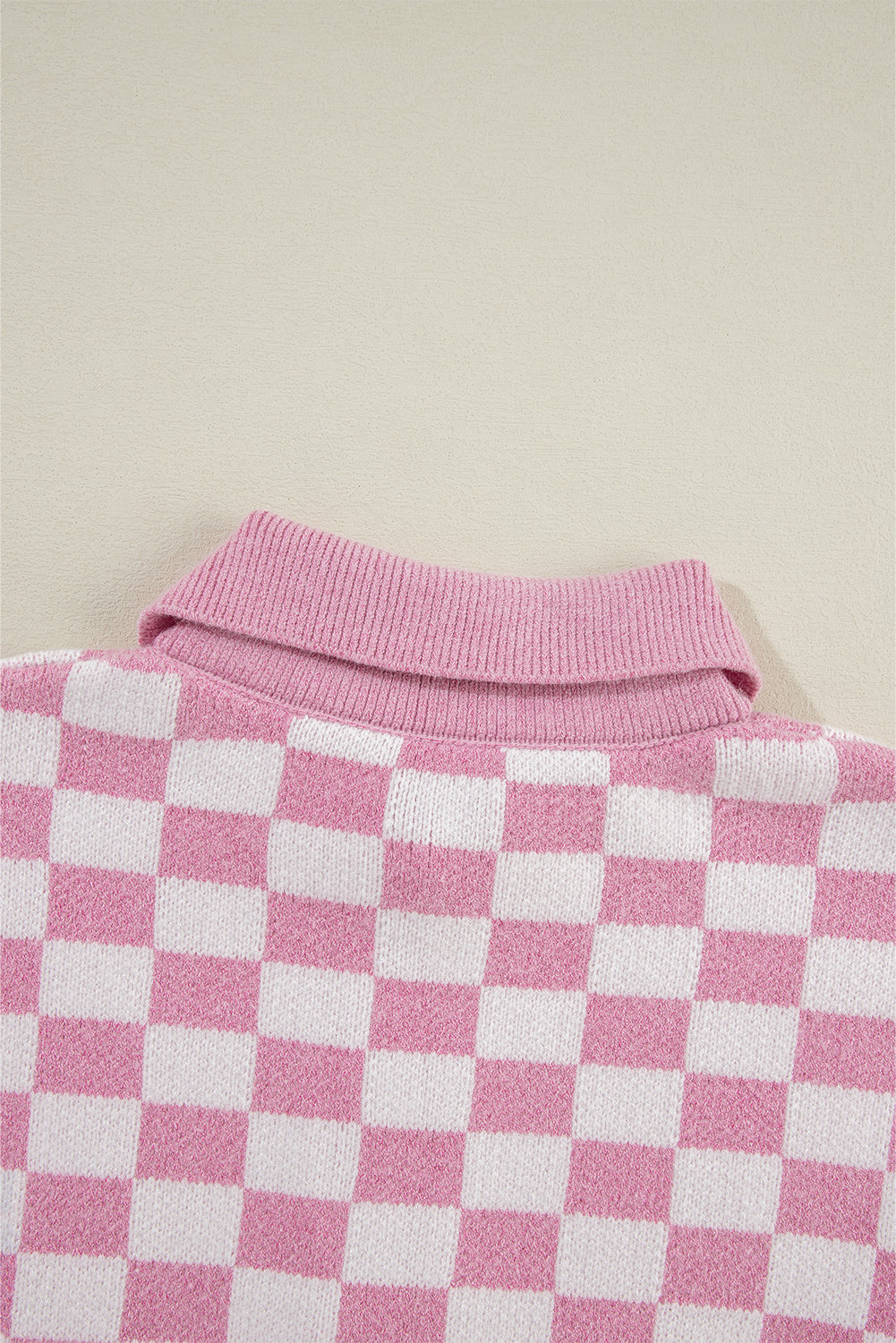 Rosa karierter knöpfe kragen v-ausschnitt drop shoulder pullover