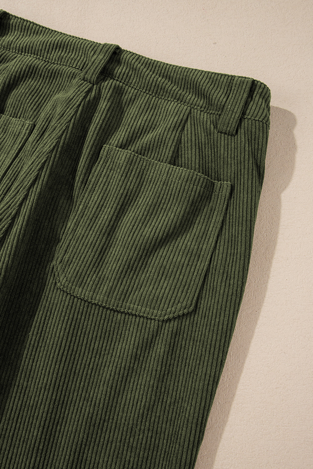 Grüne cordhose mit hoher taille und quadratischen taschen