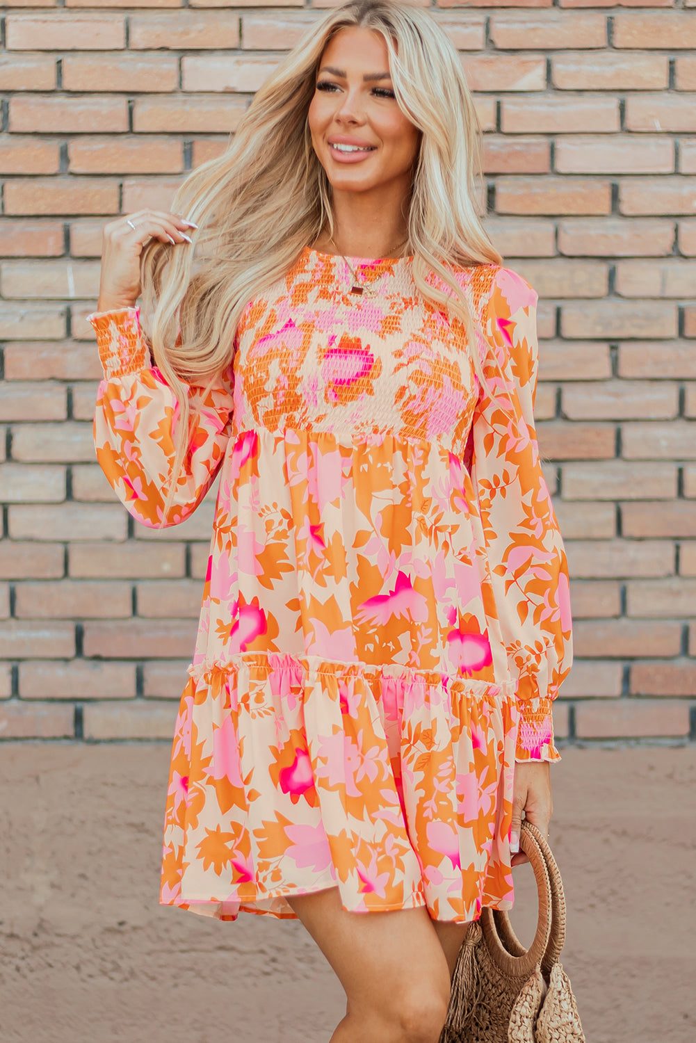 Abstraktes minikleid mit gerafften laternenärmeln in orange
