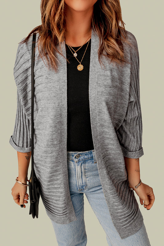 Grauer gerippter strickcardigan mit offener vorderseite