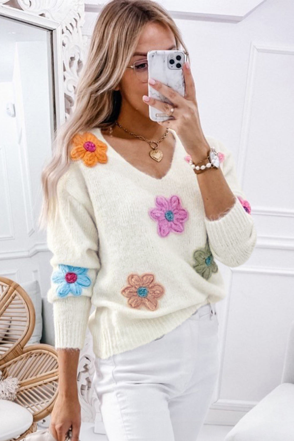 Weißer gehäkelter blumen-v-ausschnitt-pullover