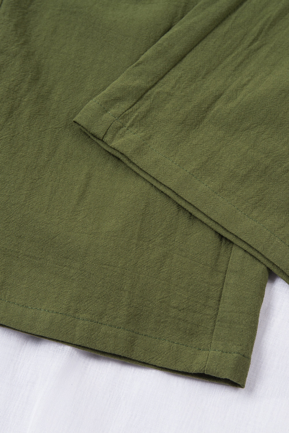 Grüne hose mit kordelzug und elastischer taille lange, gerade hosenbeine