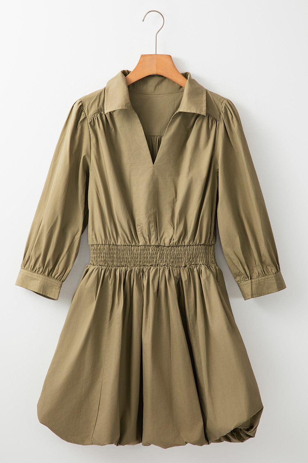 Grünes minikleid mit v-ausschnitt und gesmokter taille mit guacamole