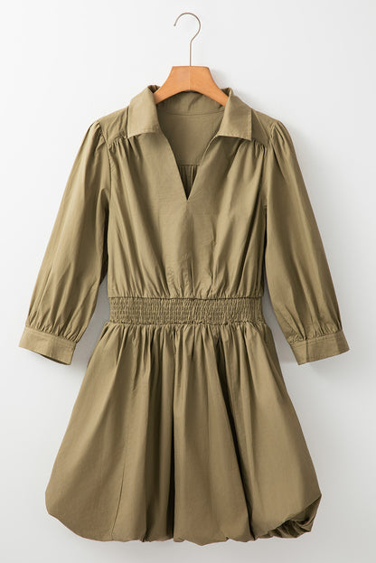 Grünes minikleid mit v-ausschnitt und gesmokter taille mit guacamole