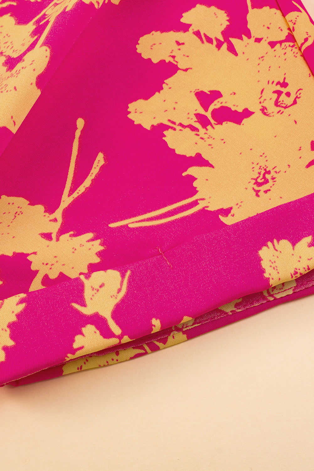 Rosafarbenes Kleid mit Fledermausärmeln und Blumendruck