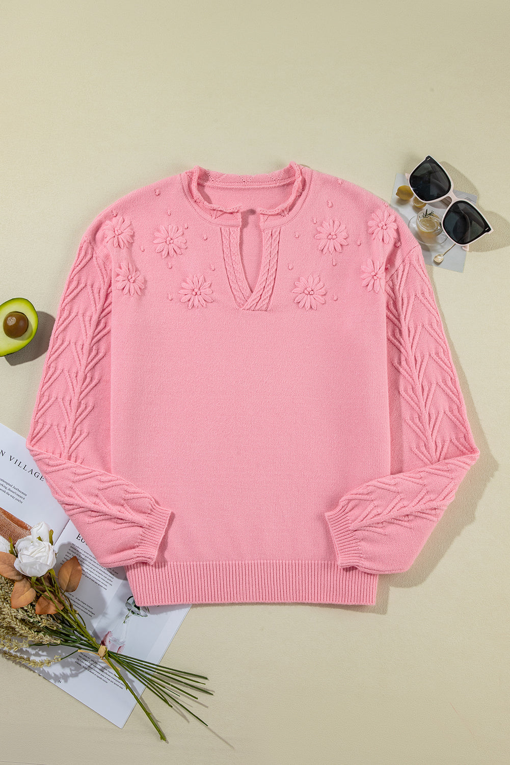 Pfirsichblüte blumendetail gestrickter pullover mit gekerbtem hals