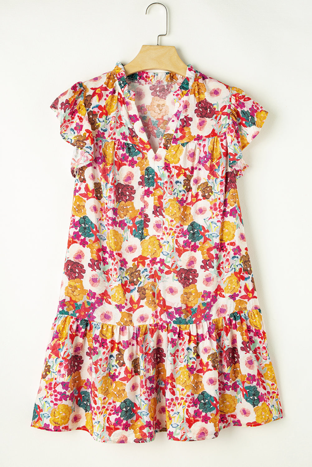 Lila kleid mit geteiltem ausschnitt und flatterärmeln mit blumendruck