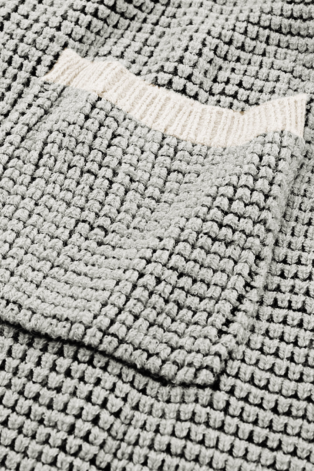Grauer strukturierter strick-cardigan mit taschen