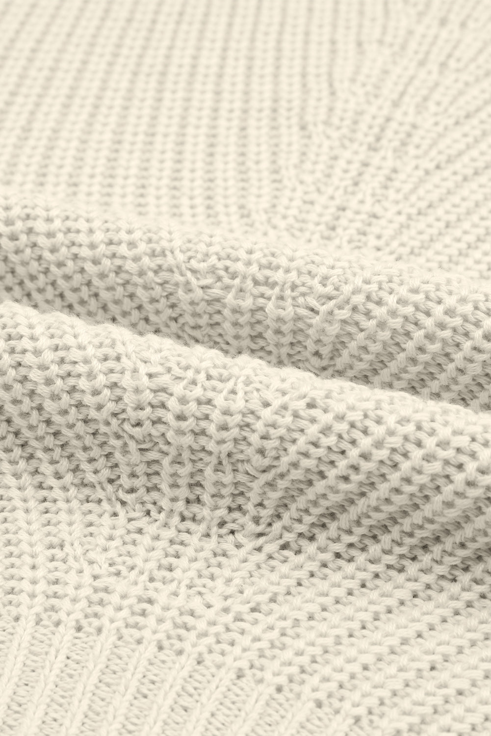 Beigefarbener pullover mit v-ausschnitt aus rippenstrick