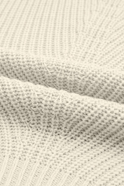 Beigefarbener pullover mit v-ausschnitt aus rippenstrick