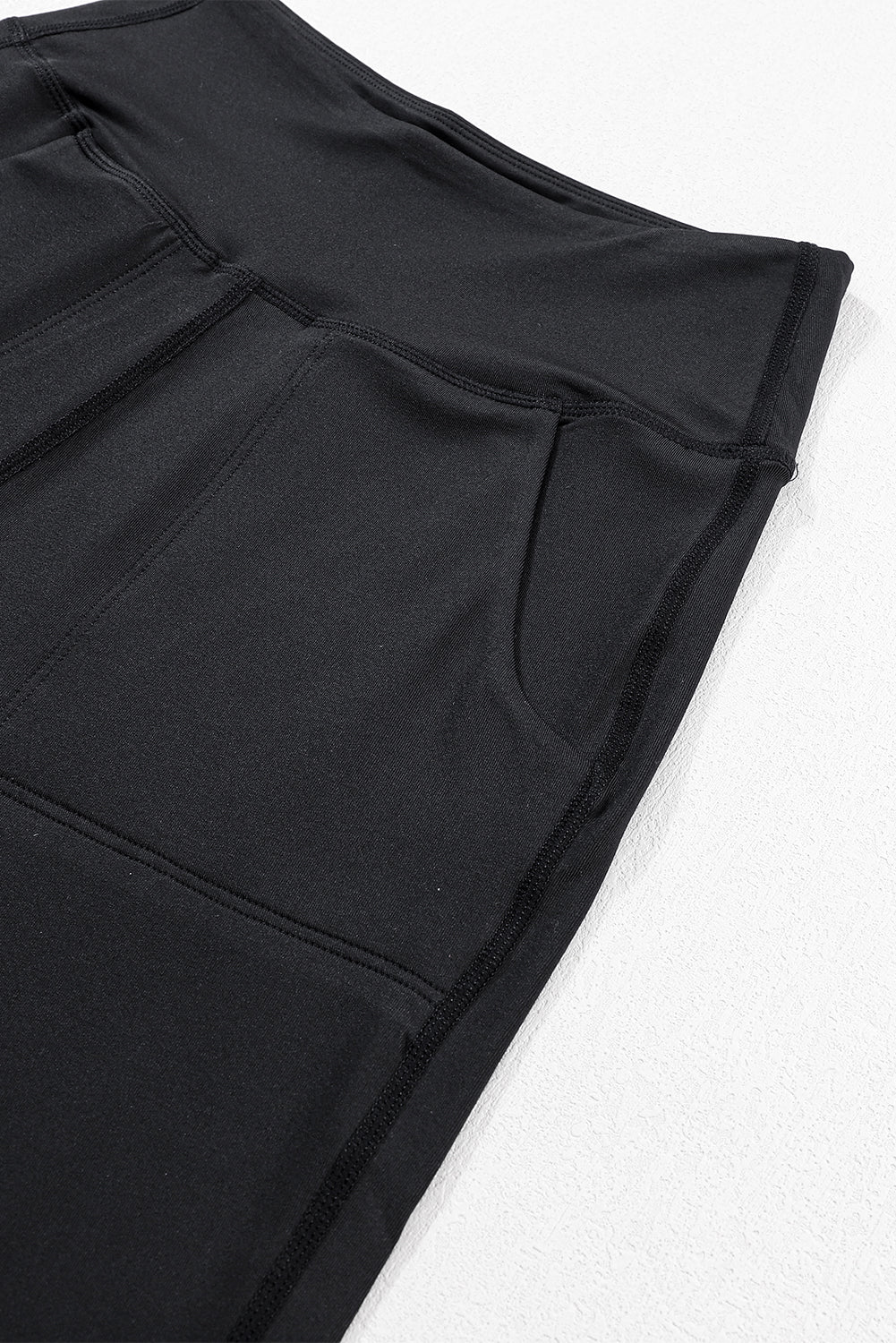 Schwarze jogginghose mit hoher taille und offener naht