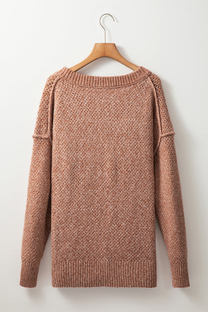 Dunkelbrauner lockerer pullover mit v-ausschnitt und tropfenschulter