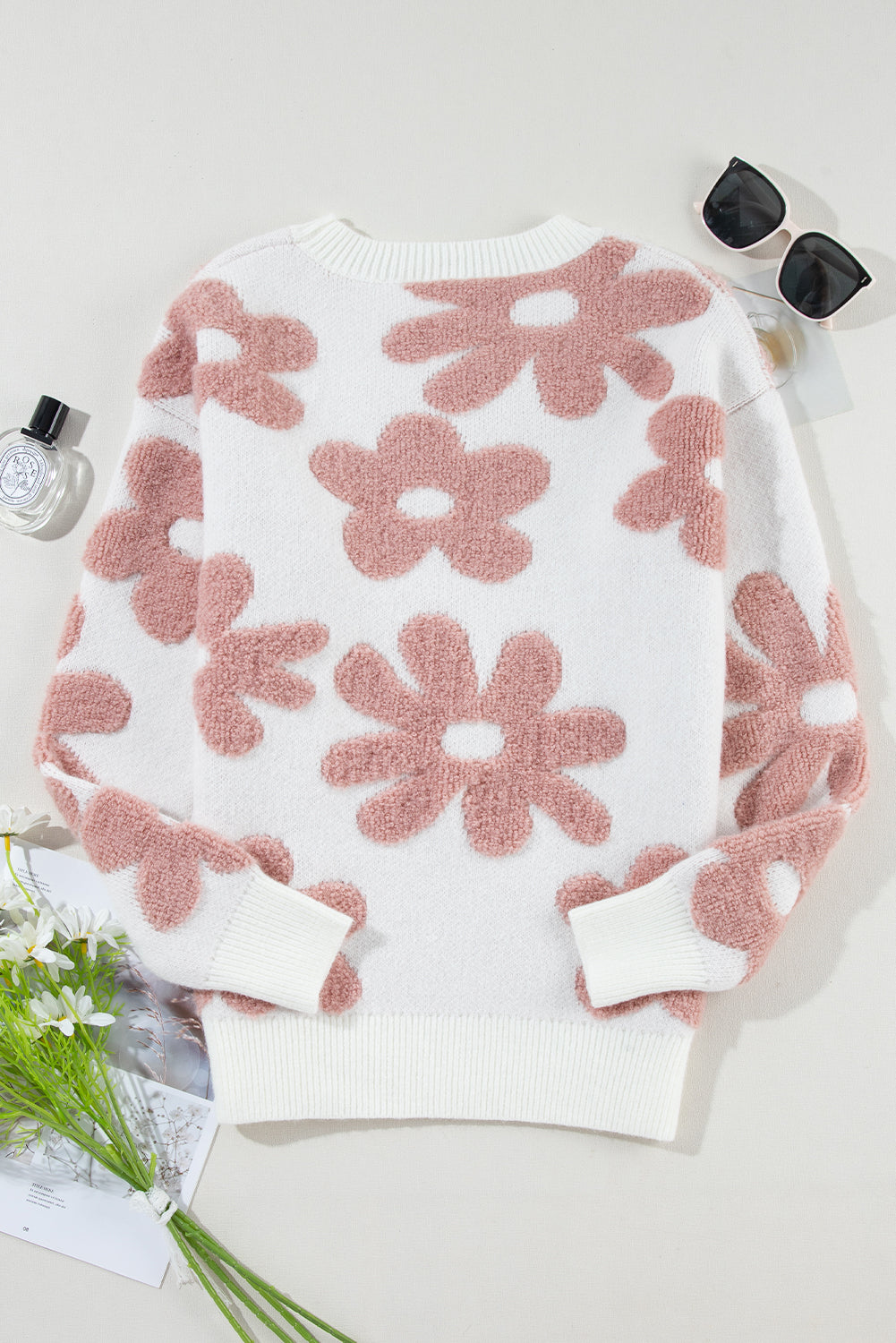 Weißer lockerer pullover mit strukturierten blumen an den schultern