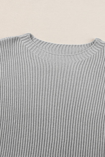 Grauer pullover mit kurzen ärmeln und seitenschlitz in übergröße