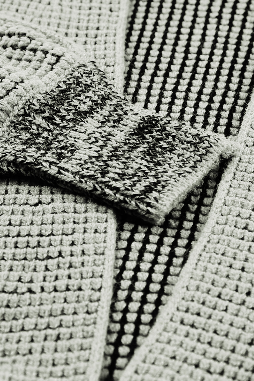 Grauer strukturierter strick-cardigan mit taschen