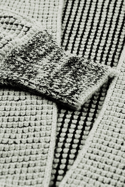 Grauer strukturierter strick-cardigan mit taschen