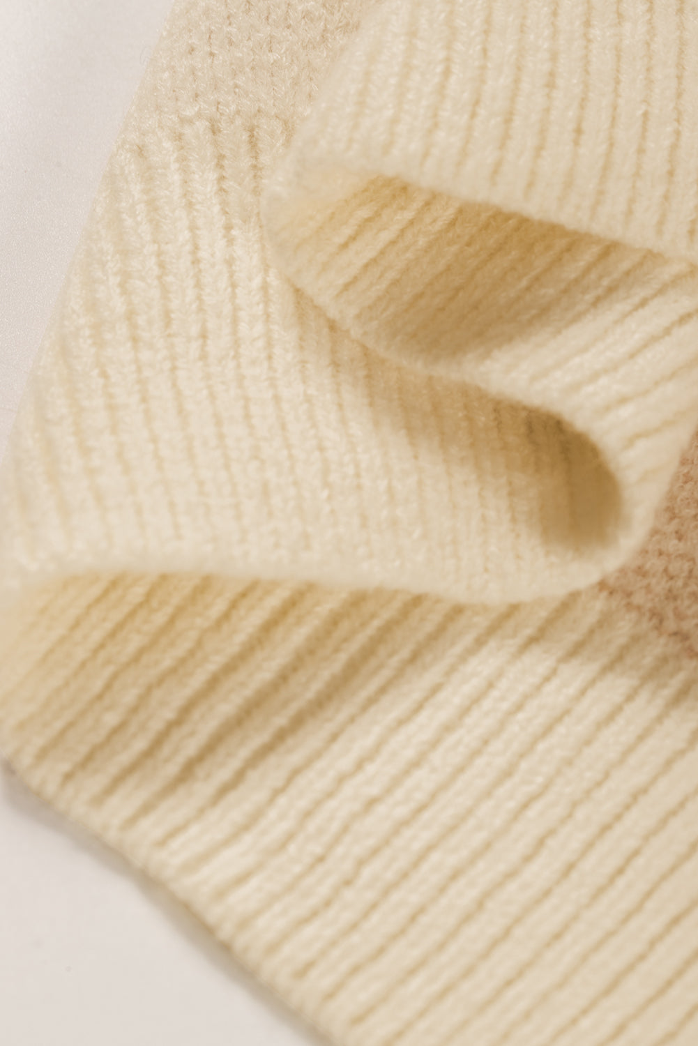 Khakifarbener pullover mit geometrischem muster und gerippten abschlüssen