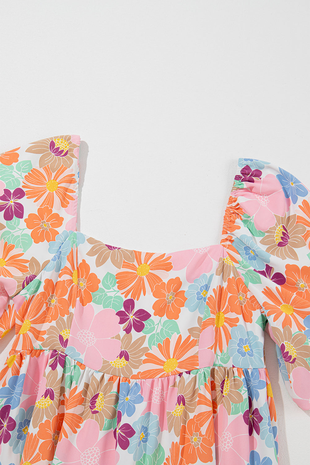 Rosa geblümtes Sommer-Babydoll-Kleid mit quadratischem Ausschnitt und Puffärmeln