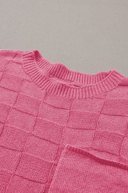 Leuchtend rosafarbener strickpullover mit kurzen ärmeln und gitterstruktur