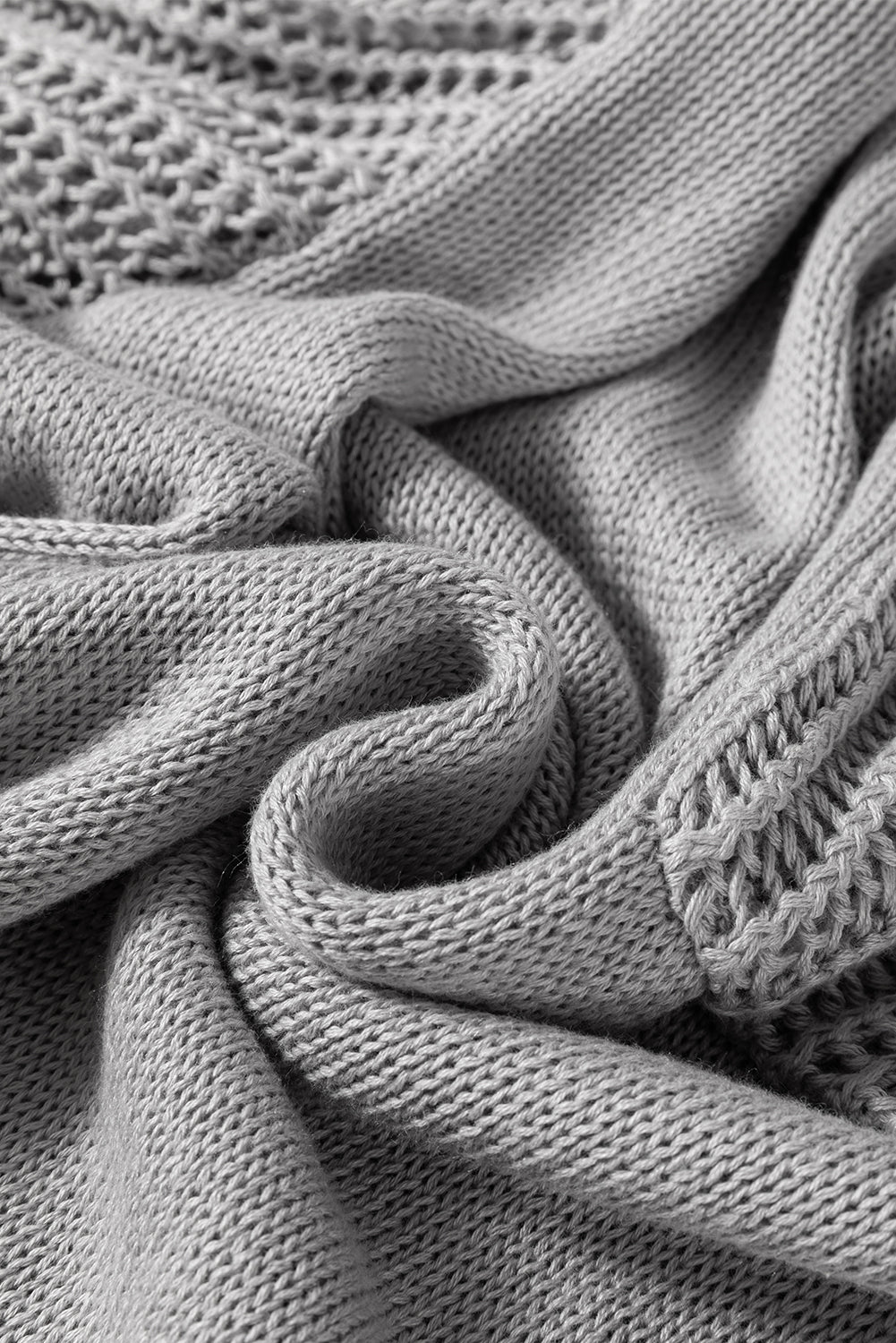 Hellgraues durchbrochenes kapuzenpullover-top mit kurzen ärmeln und kordelzug