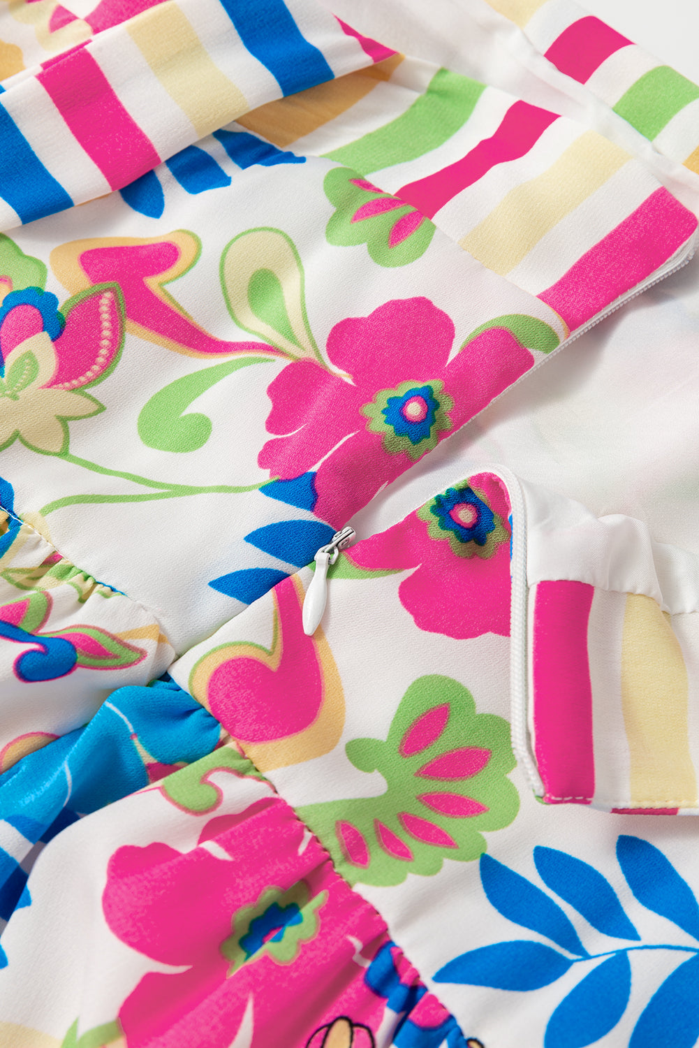 Rosenrotes gestreiftes Maxikleid mit selbstbindenden Trägern und Blumenmuster