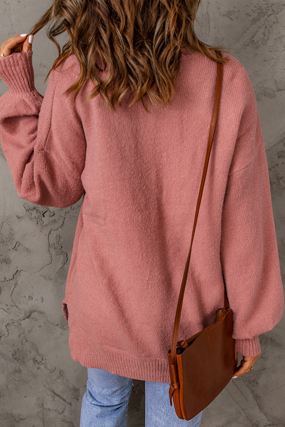 Unifarbener pullover mit puffärmeln und taschen