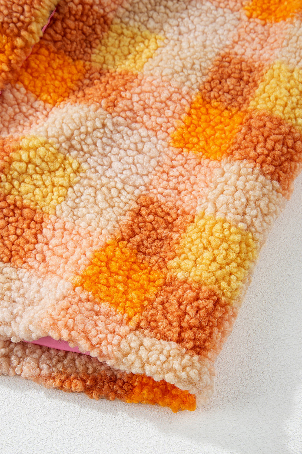 Orange karierte sherpa-kapuzenjacke