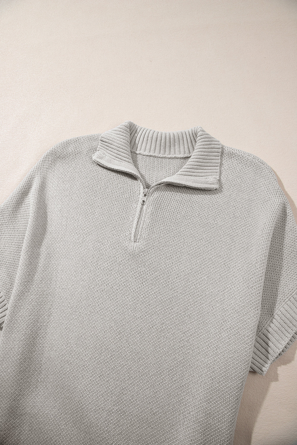 Hellgrauer quarter zip pullover mit kurzen fledermausärmeln